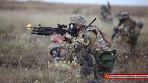 Վրաստանի ԶՈւ ցամաքային զորքերի արևելյան օպերատիվ խմբավորման 1-ին հետևակային բրիգադի 12-րդ հետևակային գումարտակի «Ալֆա» վաշտի զինծառայողը զորավարժության ժամանակ