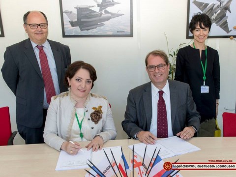 Փաստաթուղթը ստորագրել են Վրաստանի պաշտպանության նախարար Թինաթին Խիդաշելին և MBDA-ի գլխավոր տնօրեն Անտուան Բուվիեն (Antoine Bouvier)։