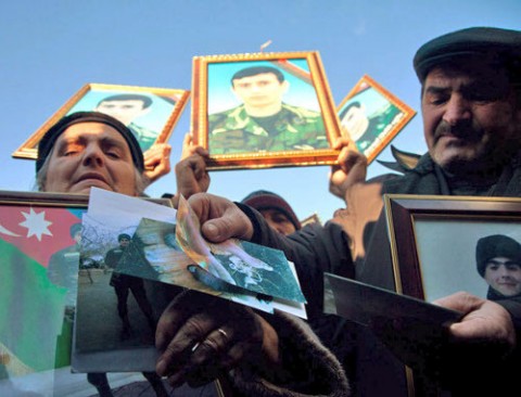 Ադրբեջանցի մահացած զինծառայողների հարազատներ
