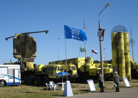 Ռուսաստանյան «Ալմազ-Անթեյ» ընկերության Ս-300ՊՄՈւ-2 ՀՕՊ զենիթահրթիռային համակարգի տարրերը՝ (ձախից աջ) ռադիոտեղորոշման ռադարը, ղեկավարման կայանը և հրթիռների արձակման կայանը