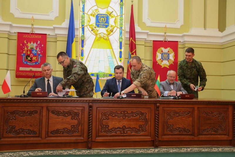 Ուկրաինայի, Լեհաստանի և Լիտվայի պաշտպանության նախարարները ստորագրում են ստեղծվելիք եռակողմ ռազմական LITPOLUKRBRIG բրիգադի մասին համաձայնագիր