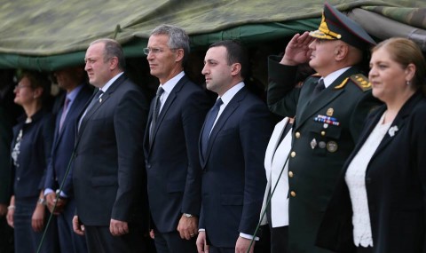 Ձախից՝ Վրաստանի նախագահը, ՆԱՏՕ-ի գլխավոր քարտուղարը, Վրաստանի վարչապետը, պաշտպանության նախարարն ու ԶՈւ ԳՇ պետը