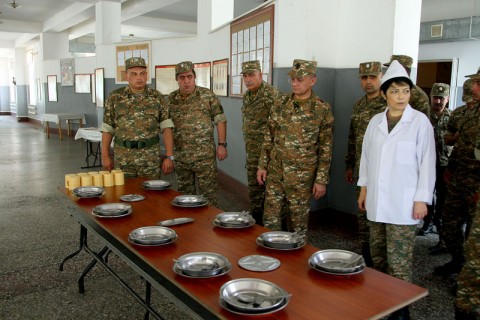 Պաշտպանության նախարարը ստուգել է զինծառայողներին տրվող սննդի որակը