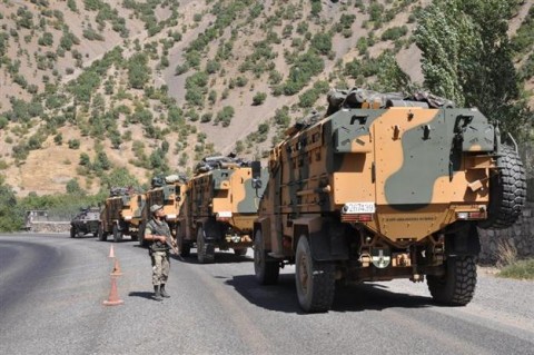 Թուրքական արտադրության «Կոբրա» զրահամեքենան առաջնորդում է նույնպես թուրքական արտադրության «Քիրփի» զրահամեքենաներին (արխիվ. Քիրփիներն արտադրում է թուրքական BMC ընկերությունը)