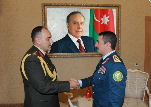 Ձախից՝ Թուրքիայի ռազմական կցորդ Հասան Նևզաթ Թաշդելերը՝ սահմանապահ պետական ծառայության պետ Էլչին Գուլիևին հյուրընկալվելիս