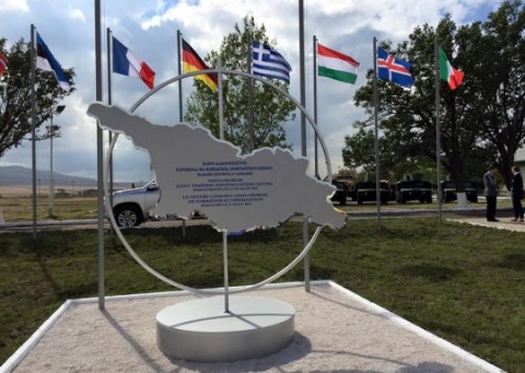 Վրաստան-ՆԱՏՕ համատեղ ուսումնական կենտրոնը խորհրդանշող արձանը (Վրաստանի քարտեզը՝ Աբխազիայիով և Հարավային Օսիայով)