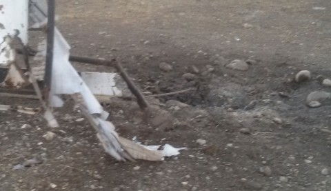 Թշնամու կրակած Դ-30 հաուբիցի արկի անկման տեղը․ Լուսանկարը ՊԲ հաղորդագրությունից