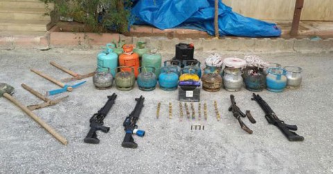 PKK-ի զինյալներից առգրավված զենք և պայթուցիկ նյութեր։ Նկարը՝ Դողան լարատավական գործակալության