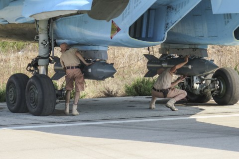 «Հմեյմիմ» ավիաբազայի տեխնիկները ԿԱԲ-500Ս ավիացիոն ռումբը Սու-34 ռմբակոծիչի վրա ամրացնելիս