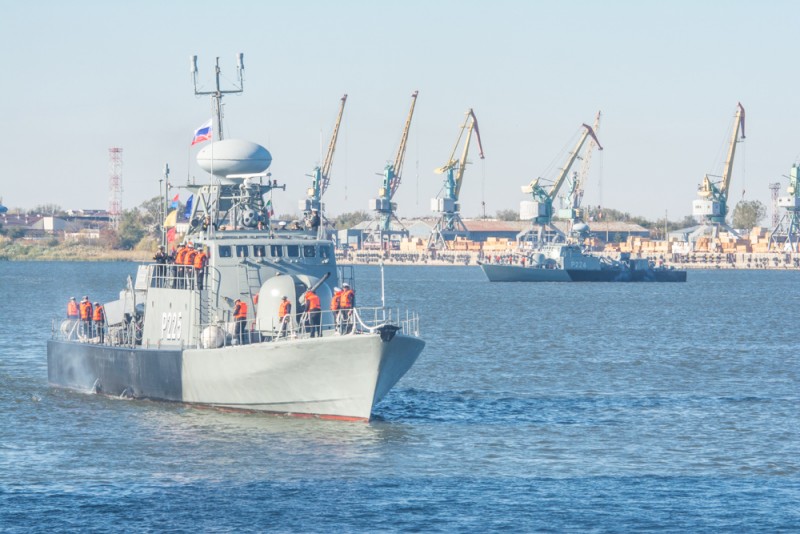 Իրանի կասպյան նավատորմի P225 «Ջոշան» (ձախից) և P224 «Փեյքան» (աջից, երկրորդ պլան) հրթիռային կատերները Ռուսաստանի Աստրախան նավահանգստում. լուսանկարը astra-novosti.ru կայքի