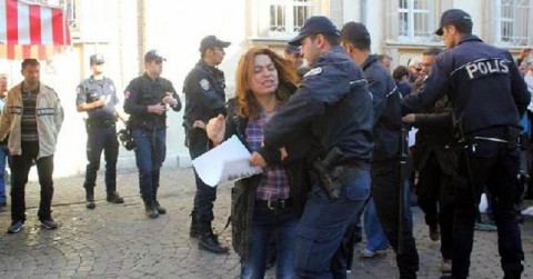 Իզմիրում HDP-ի 16 կին անդամ է ձերբակալվել։ Նկարը՝ Դողան լրատավական գործակալության