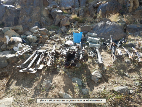 Հաքքարիում PKK-ի զինյալներից առգրավված սպառազինությունը։ Նկարը՝ Հյուրիթ պարբերականի