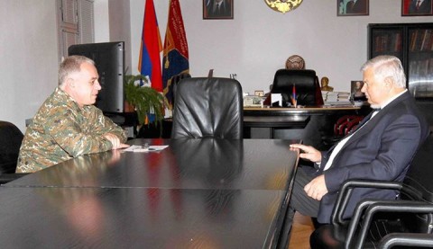 Պաշտպանության բանակի հրամանատար, գեներալ-լեյտենանտ Լյովա Մնացականյանը և ԵԱՀԿ գրոծող նախագահի անձնական ներկայացուցիչ, դեսպան Անջեյ Կասպրշիկը