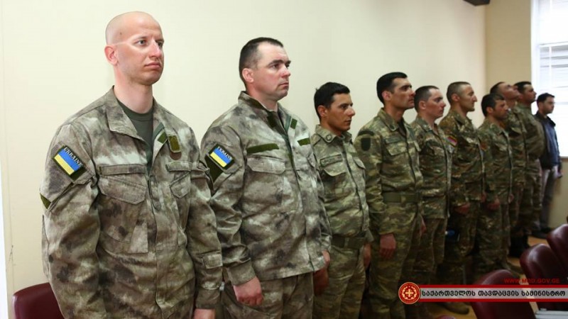 Աջից՝ ՀՀ ԶՈւ զինծառայողները