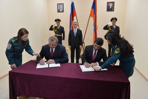 ՀՀ և ՌԴ ԱԻ նախարարները Հայաստանի նախագահի ներկայությամբ ստորագրել են Հայ-ռուսական մարդասիրական արձագանքման կենտրոնի կեցության պայմանների, անձեռնամխելիությունների և արտոնությունների մասին համաձայնագիրը