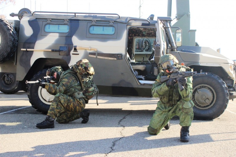 ՌԴ 102-րդ ռազմաբազայի հետախույզները ռազմաբազայի «Տիգր» զրահամեքենայի ֆոնին