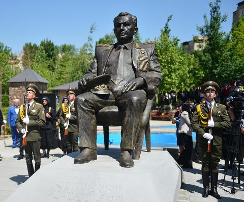 Մարշալ համազասպ Բաբաջանյանի արձանը Երևանում (Արձանի քանդակագործն է Համլետ Մատինյանը, ճարտարապետը` Միքայել Միսակյանը)