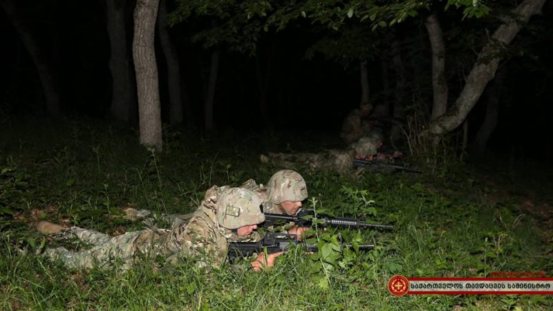 Վրաստանի ԶՈւ զինծառայողը գիշերային պատրաստության ընթացքում