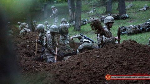 Վրաստանցի զինծառայողները խրամատ են փորում