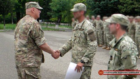 Վրաստանի ԶՈւ ԳՇ պետը շնորհավորում է դասընթացն ավարտած զինծառայողին