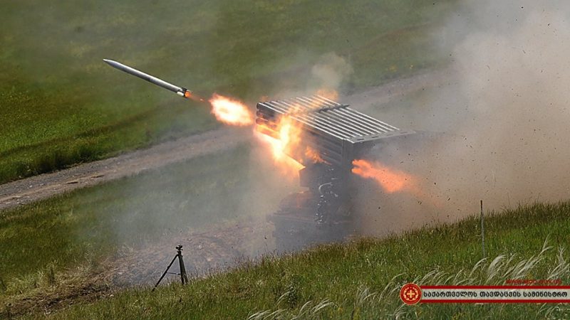 RM-70 համազարկային կրակի ռեակտիվ կայանը կրակելիս