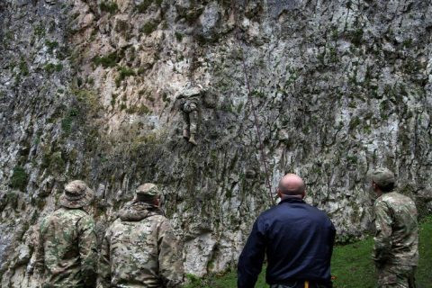 Վրաստանի ԶՈւ զինծառայողը լեռնամագլցման ժամանակ