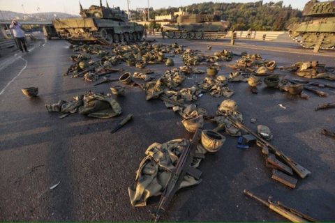 Թուրքական բանակի զինծառայողների հանդերձանքը Թուրքիայում ռազմական հեղաշրջման ձախողված փորձից հետո (արխիվ)
