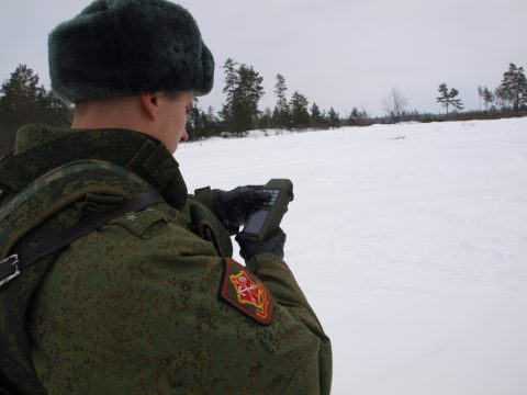 Ռուսաստանցի զինծառայողի աշխատանքը GPS/GLONASS նավիգացիոն համակարգերի ազդանշաններն ընդունող սարքով