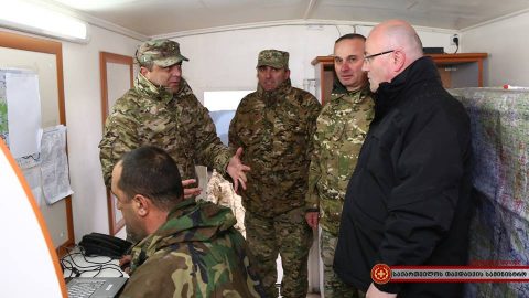 Վրաստանի պաշտպանության նախարար Լևան Իզորիա (աջից) և Վրաստանի ԶՈւ արևելյան հրամանատարության հրամանատար, գնդապետ Շավլեգո Տաբաթաձե (ձախից):