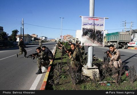Իրանցի զինծառայողները զորավարժության ժամանակ խաղարկում են բնակելի տարածքների պաշտպանության գործողություններ