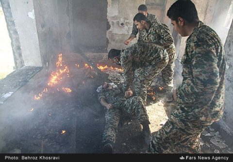 Իրանցի զինծառայողները զորավարժության ժամանակ իրականացնում են որոնողափրկարարական վարժանքներ