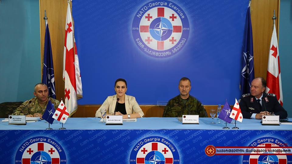 Վրաստանի ՊՆ առաջին փոխնախարար Լելա Չիկովանին, Վրաստանի ԳՇ պետ, բրիգադի գեներալ Չաչիբաիան (ձախից) և ՆԱՏՕ-ի ներկայացուցիչներ զորավարժության բացման միջոցառմանը 