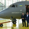 Ադրբեջանական ավիաուղիների նախագահ Ջահանգիր Ասկերովը և «Անտոնովի» նախագահ Միխայիլ Գվոզդևը՝ Ան-178 ինքնաթիռի մոտ
