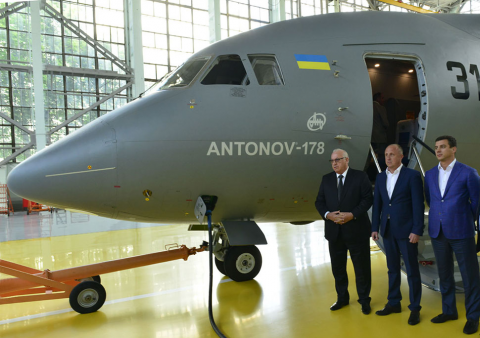 Ադրբեջանական ավիաուղիների նախագահ Ջահանգիր Ասկերովը և «Անտոնովի» նախագահ Միխայիլ Գվոզդևը՝ Ան-178 ինքնաթիռի մոտ