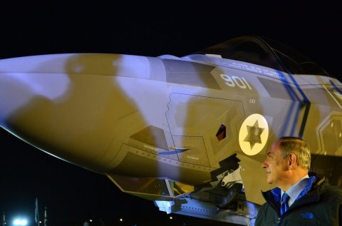 Իսրայելի վարչապետ Բենյամին Նեթանյահուն՝ Իսրայելի օդուժի առաջին F-35 կործանիչների մեկի ֆոնին