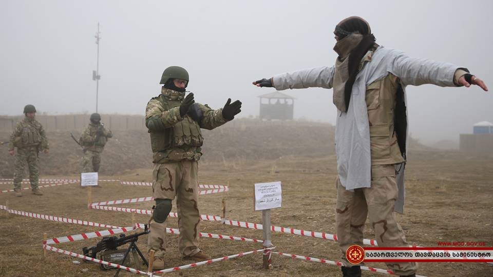 Վրաստանի ԶՈւ զինծառայողները վարժանքներ են անցկացնում պայմանական անցակետում: