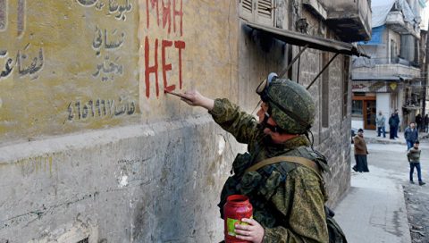 «Ական չկա». ռուսաստանցի ականազերծող զինծառայողի գրառումը Հալեպի շենքերից մեկի պատին
