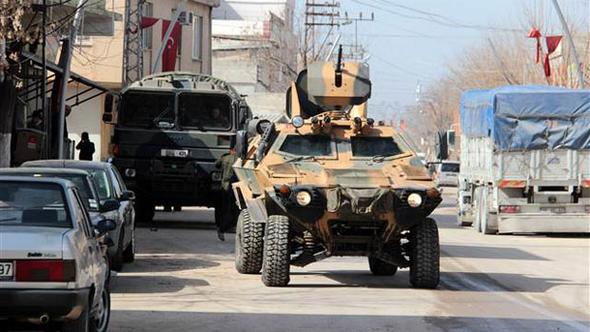 Թուրքիայի զինուժը զրահափոխադրիչներ և այլ զինվորական մեքենաներ է ուղարկել անմիջապես Սիրիայի սահման: 