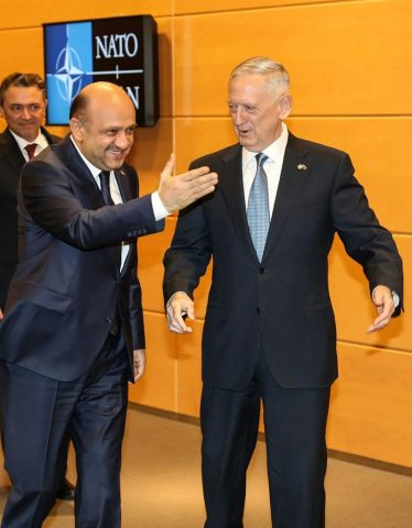 Թուրքիայի ՊՆ Ֆիքրի Ըշըքը (ձախից) և ԱՄՆ ՊՆ նորանշանակ ղեկավար Ջեյմս Մետտիսը