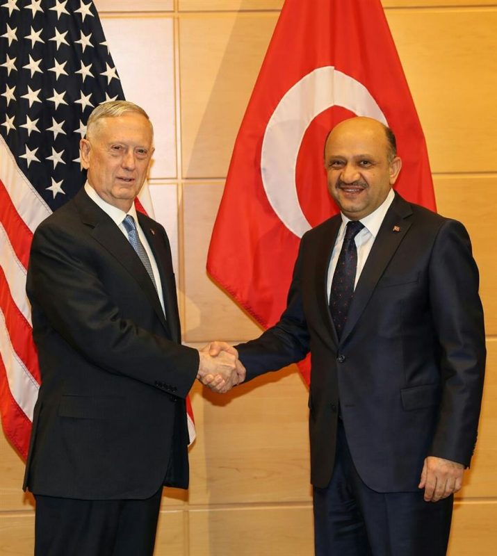 Թուրքիայի ՊՆ Ֆիքրի Ըշըքը (աջից) և ԱՄՆ ՊՆ նորանշանակ ղեկավար Ջեյմս Մետտիսը