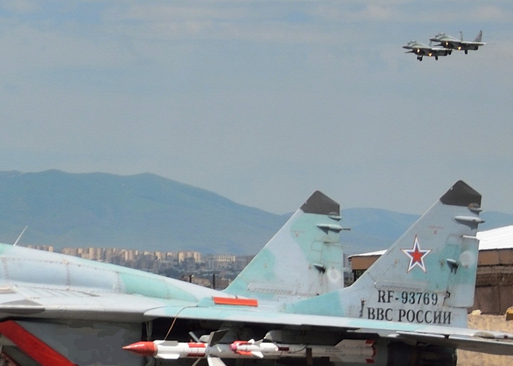 «Էրեբունի» օդանավակայանում տեղակայված ռուսաստանյան ավիախմբի ՄիԳ֊29 կործանիչների օդաչուները թռիչքներ են իրականացնում: