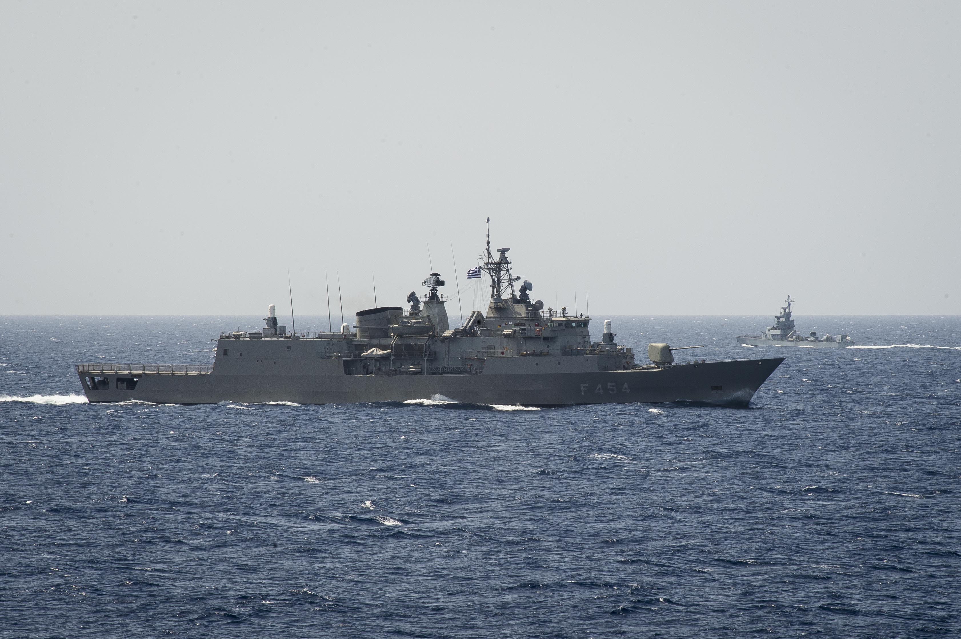 2016-ի Noble Dina զորավարժությունից. առջևում Հունաստանի ՌԾՈւ Psara F-454 ֆրեգատ, հետնամասում Իսրայելի ՌԾՈւ Sa'ar 4.5 հրթիռային նավ