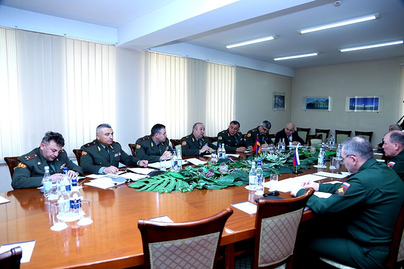 ՌԴ ԶՈւ հարավային ռազմական շրջանի հրամանատարին ընդունել են Հայաստանի ՊՆ-ում