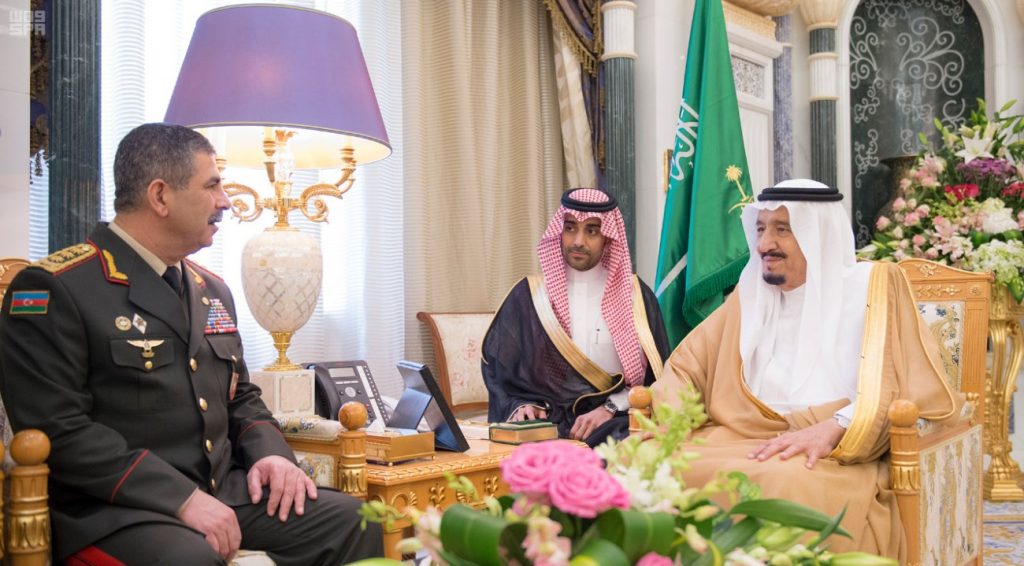  Սաուդյան Արաբիայի թագավոր Սալման Աբդուլազիզը և Ադրբեջանի ՊՆ ղեկավար, գեներալ-գնդապետ Զաքիր Հասանովը