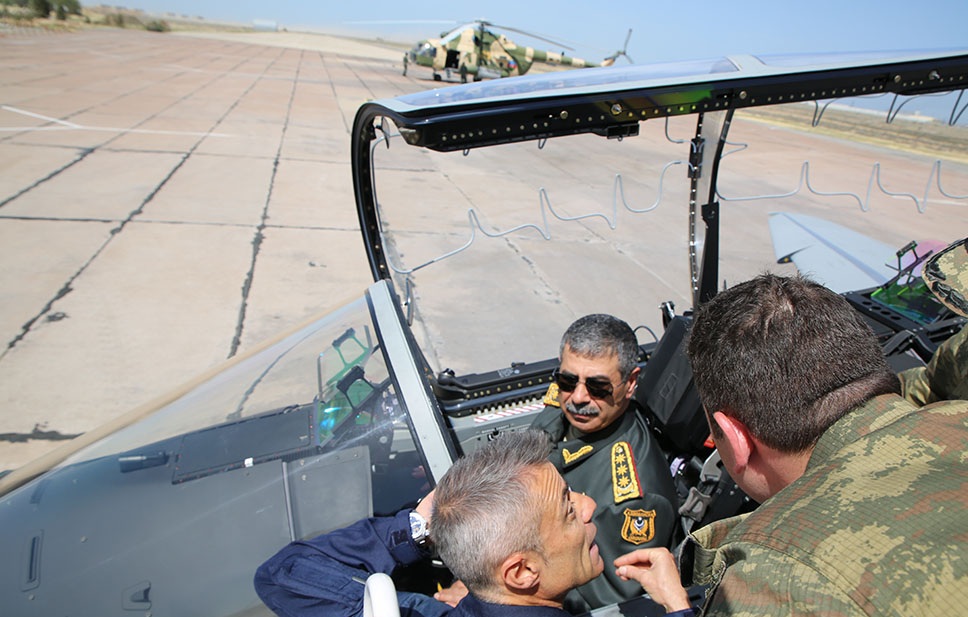 Ադրբեջանի պաշտպանության նախարար Զաքիր Հասանովը M-346 ուսումնամարտական ինքնաթիռի ղեկին