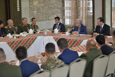 ՀՀ նախագահ Սերժ Սարգսյանը մայիսի 8-ին հանդիպել է զորացրված զինծառայողների և ներկայում զինծառայության մեջ գտվողների հետ