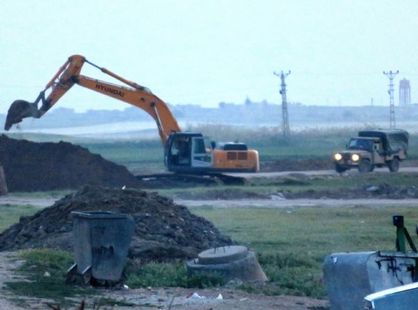 Սիրիայի քրդերը Թուրքիայի հետ սահմանին խրամատներ են փորում