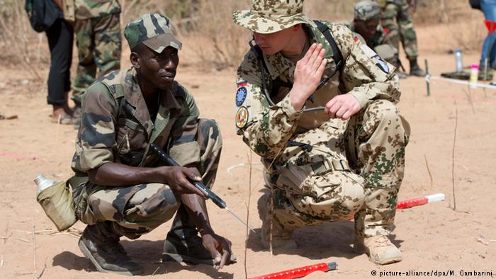 Մալիում ԵՄ խաղաղապահ ուժերի և Մալիի բանակի զինծառայողներ