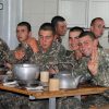 Հայկական բանակի զինծառայողները ճաշելիս