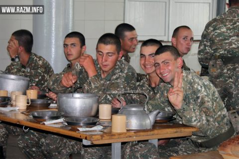 Հայկական բանակի զինծառայողները ճաշելիս
